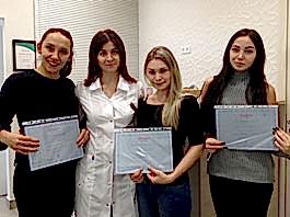 Получение сертификатов после обучения депиляции в студии Депилюкс